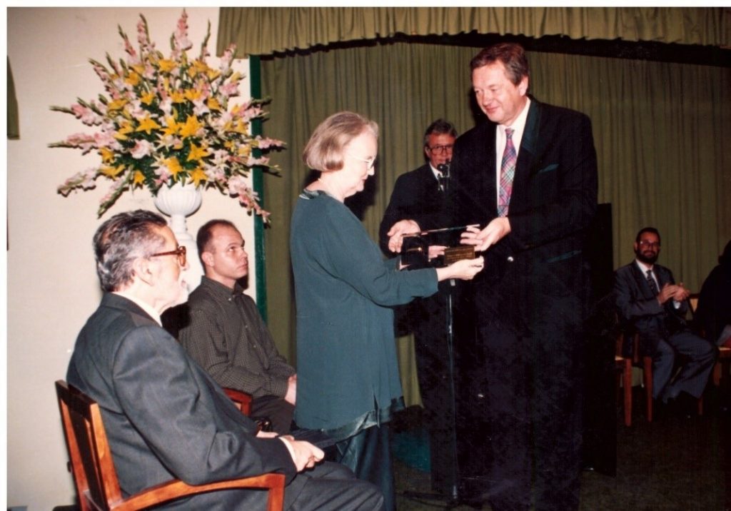 Jane Millares recibiendo el premio de Jens Uwe Eggers. Baudilio Miró y Jorge Ortega.