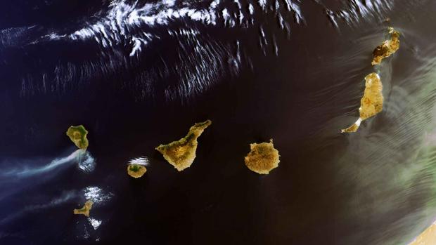 Las Islas Canarias desde el espacio. Braulio le pone letra y música con PATRIA CANARIA